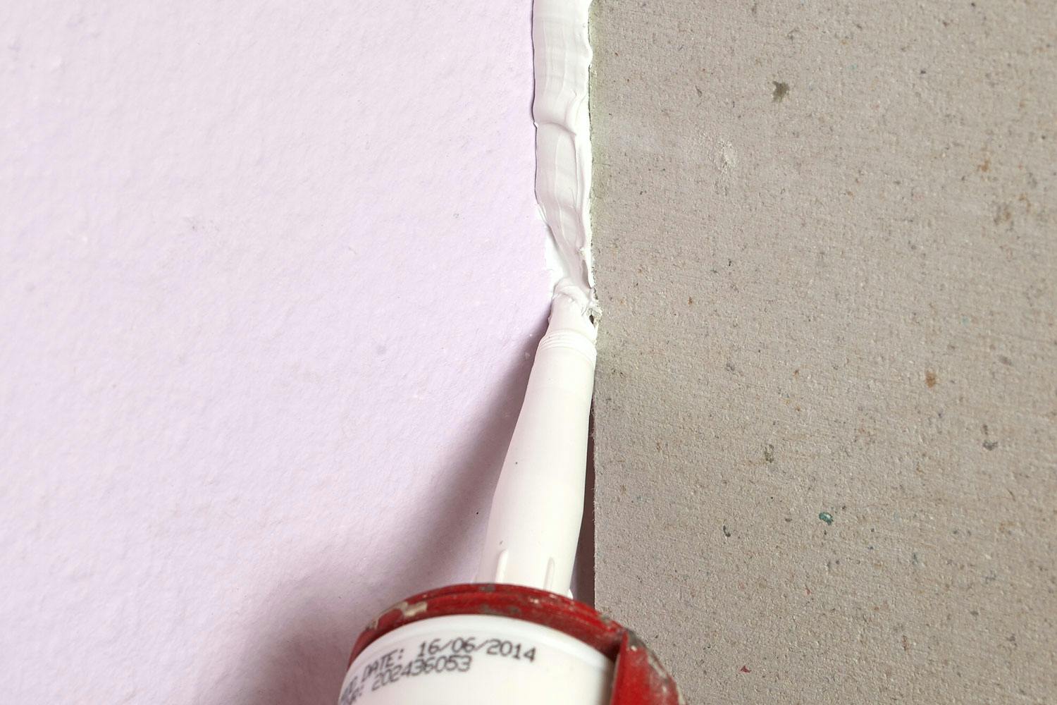 Dæmp lyden med akrylfuge.